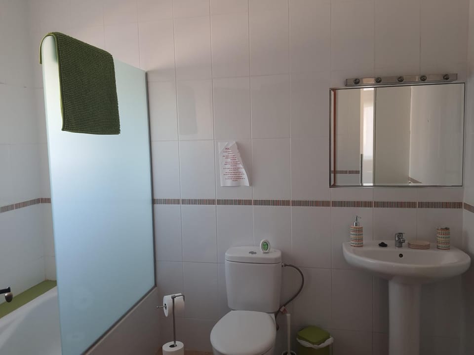 Shower, Toilet, Bathroom, Bath, towels