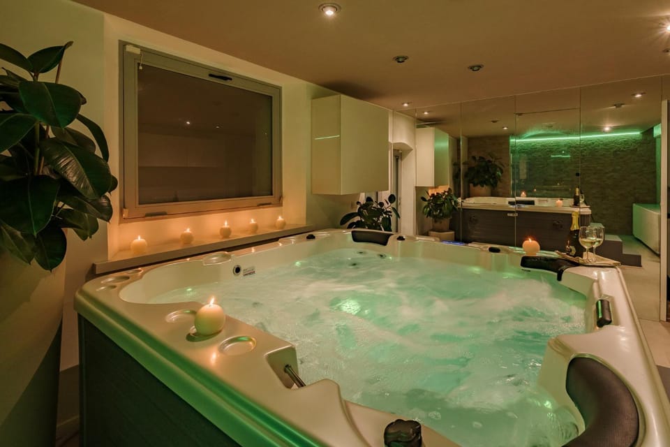 Hot Tub, Swimming pool