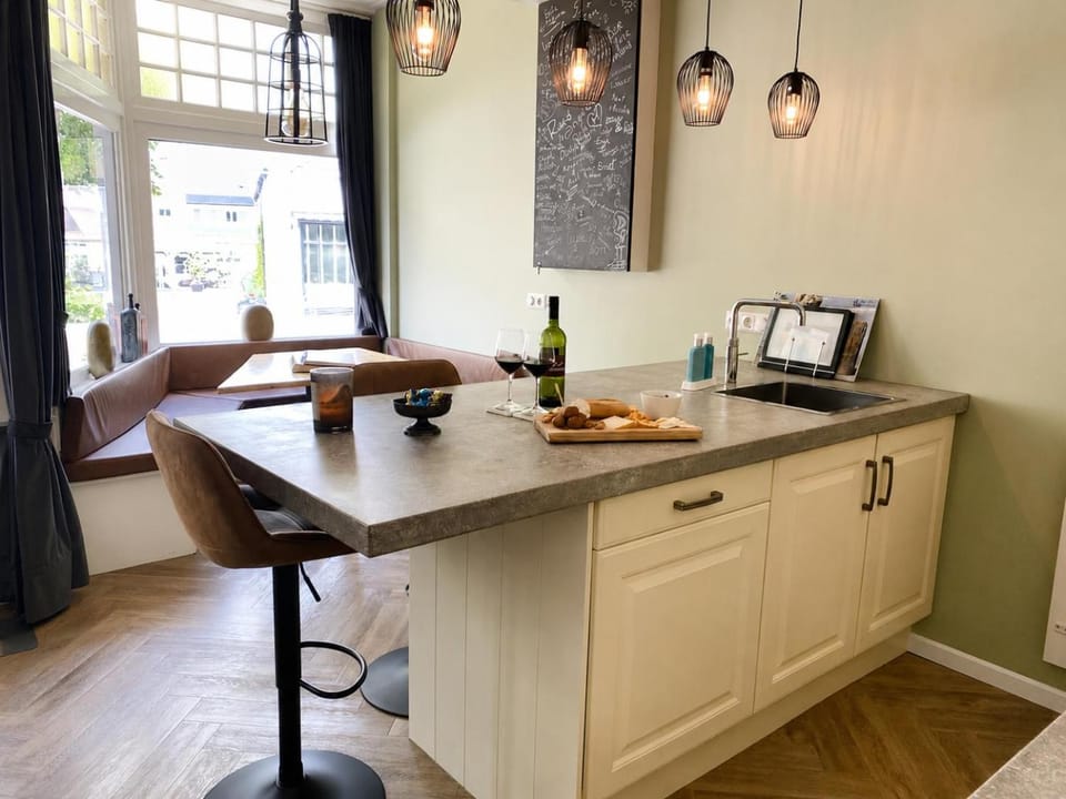Coffee/tea facilities, Seating area, Dining area, dishwasher, internet, microwave, stove, kitchen