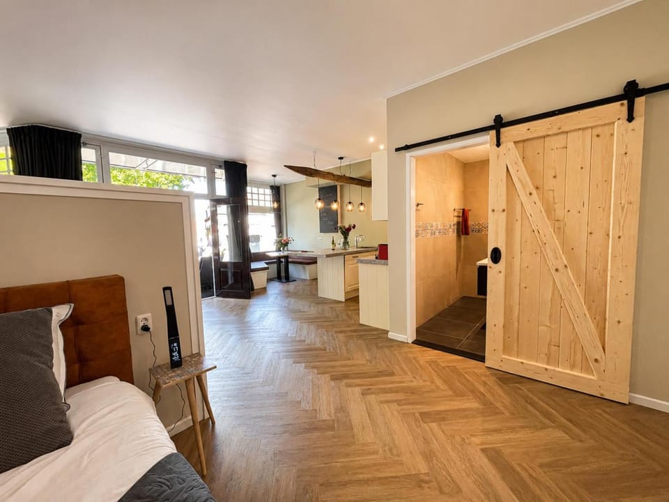 Bathroom, Photo of the whole room, Seating area, Bedroom, internet, kitchen