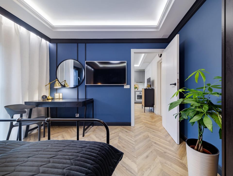 Bed, Seating area, Bedroom
