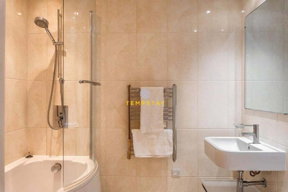 1BR Apt Near Heathrow By Tempstay Apartment in Slough