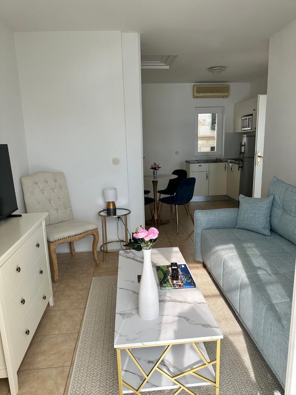 Kitchen or kitchenette, Living room, Dining area