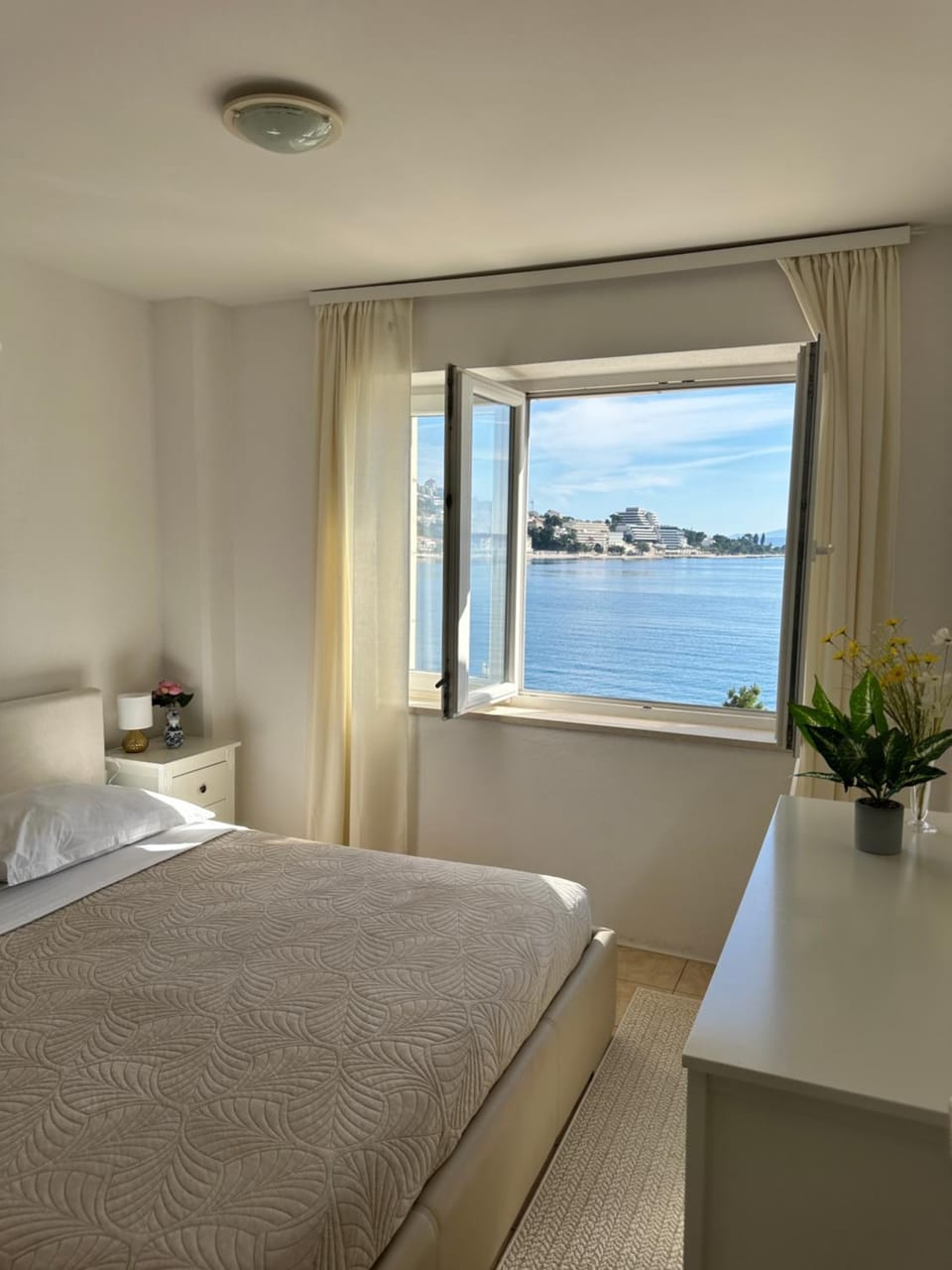 Bed, Photo of the whole room, Sea view