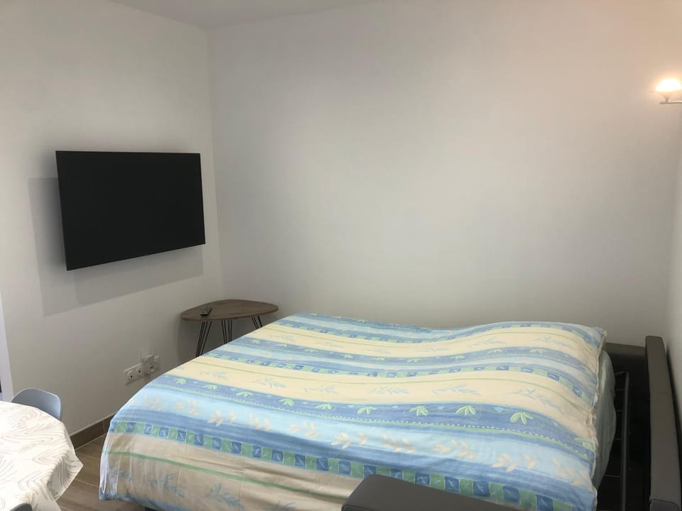 Communal lounge/ TV room, Bed, TV and multimedia, Photo of the whole room