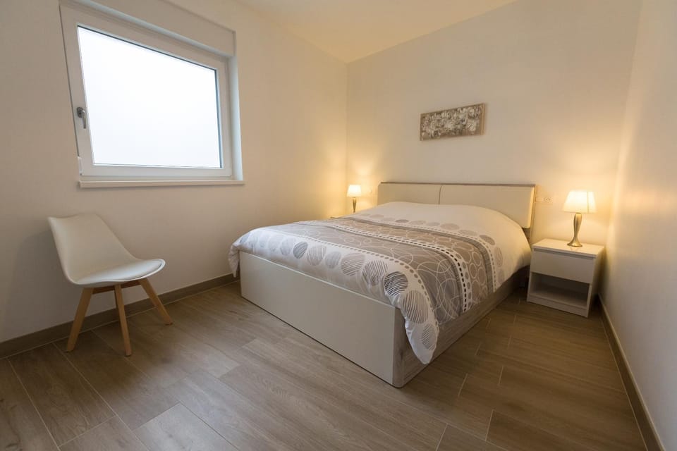 Bedroom, wardrobe, air conditioner