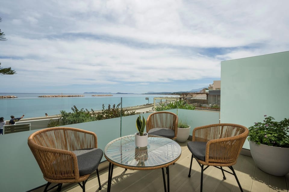 Balcony/Terrace, Beach, Sea view, Location