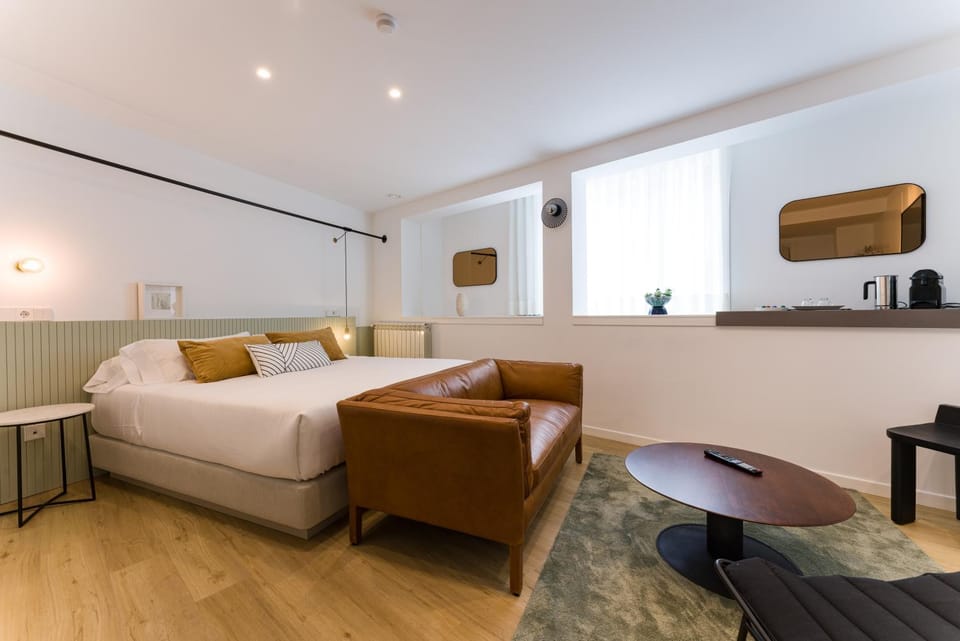 Photo of the whole room, Seating area