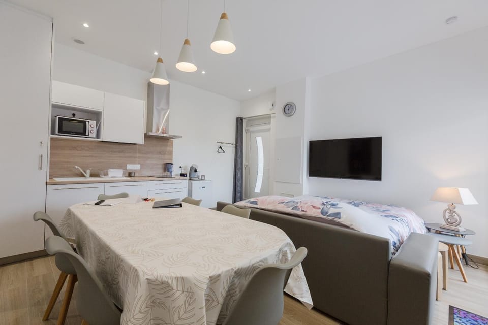 Facade/entrance, TV and multimedia, Living room, Seating area, Dining area, kitchen