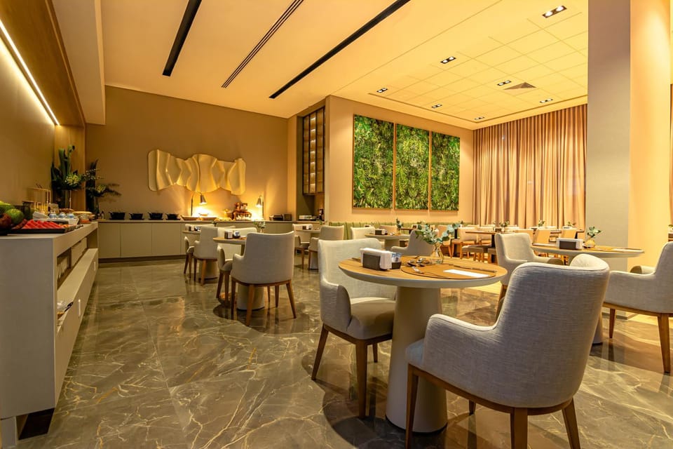 Restaurant/places to eat, Living room, Banquet/Function facilities, Seating area, Breakfast