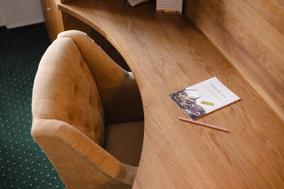 Photo of the whole room, Seating area