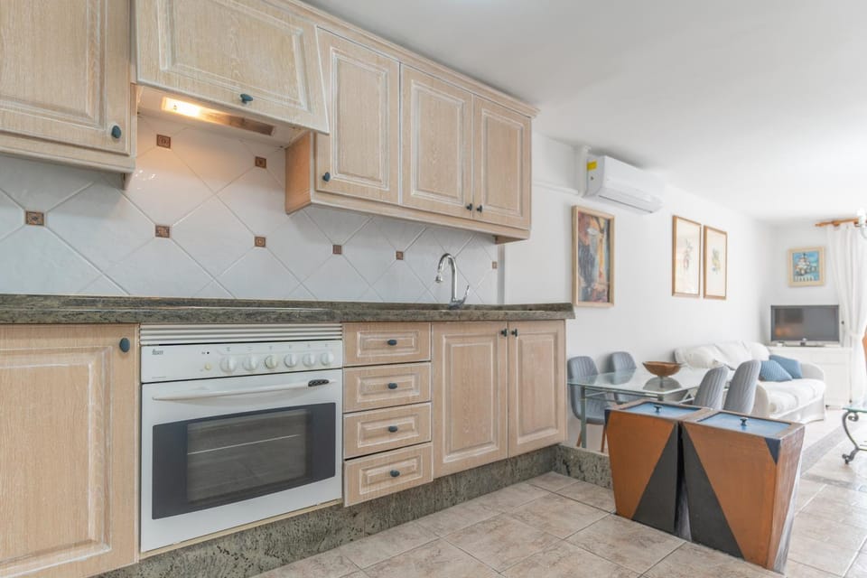 Kitchen or kitchenette, Dining area, stove
