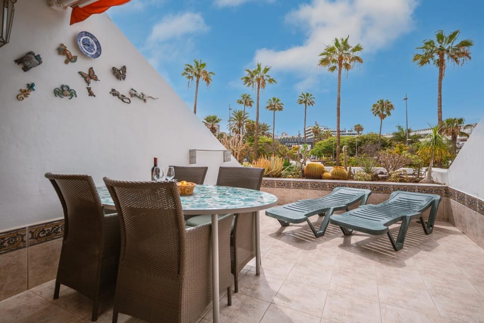 Patio, Day, Dining area, sunbed