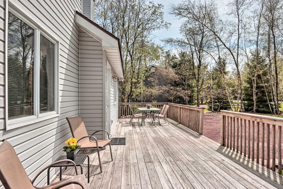 7 Mi to Big Boulder Mountain: Poconos Escape! House in Tunkhannock Township