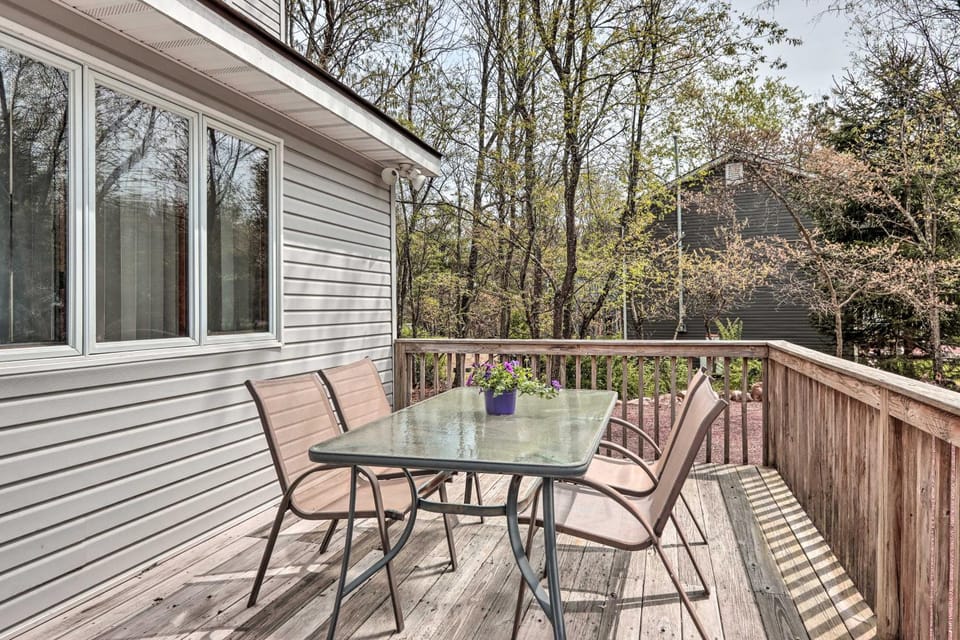 7 Mi to Big Boulder Mountain: Poconos Escape! House in Tunkhannock Township