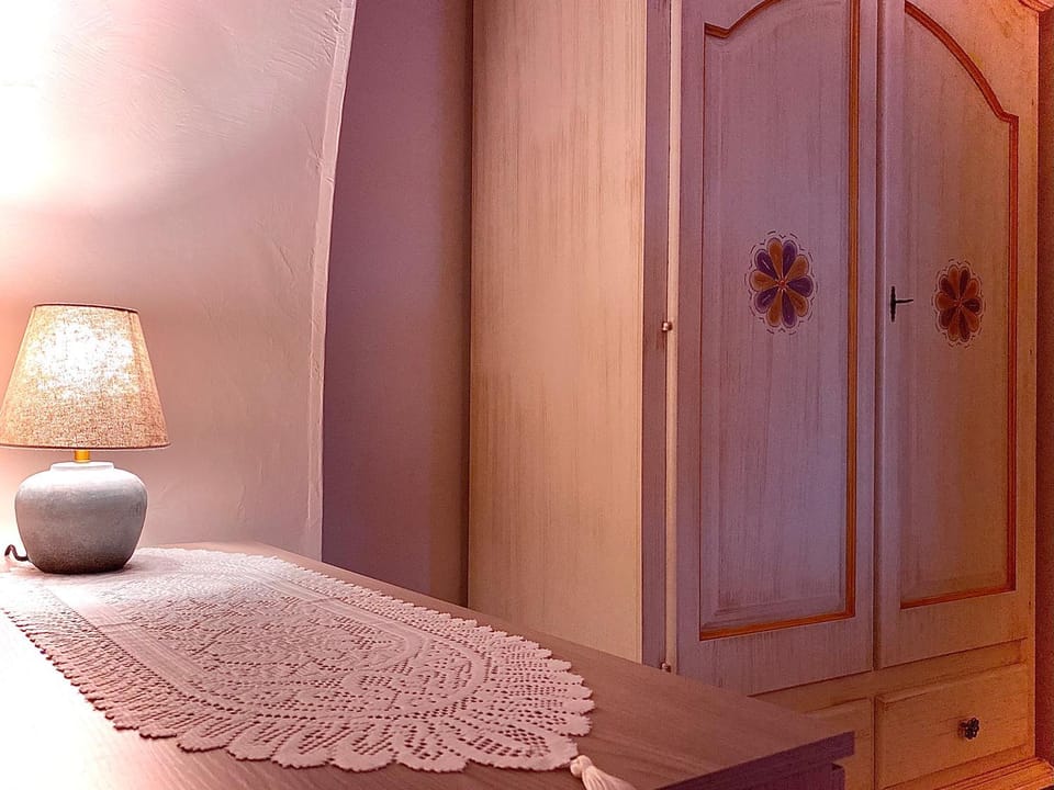 Photo of the whole room, Bedroom, wardrobe