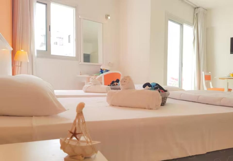 Bed, Bedroom, towels
