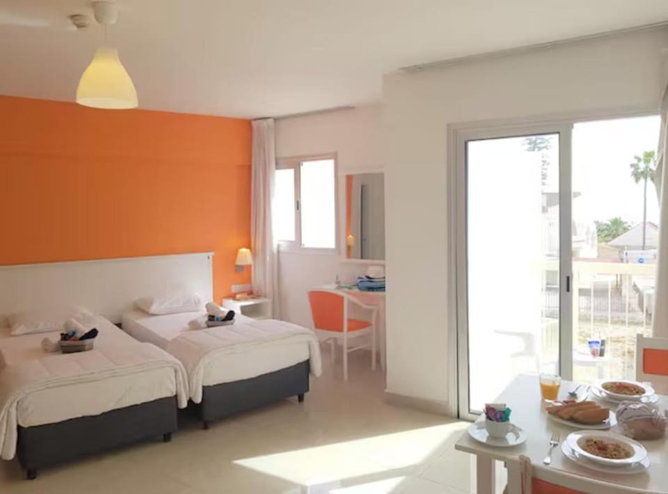 Bed, Living room, Photo of the whole room, Dining area, Bedroom