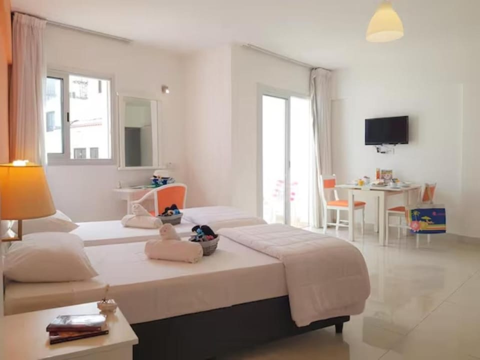 Bed, TV and multimedia, Balcony/Terrace, Kitchen or kitchenette, Living room, Photo of the whole room, Seating area, Dining area, Bedroom