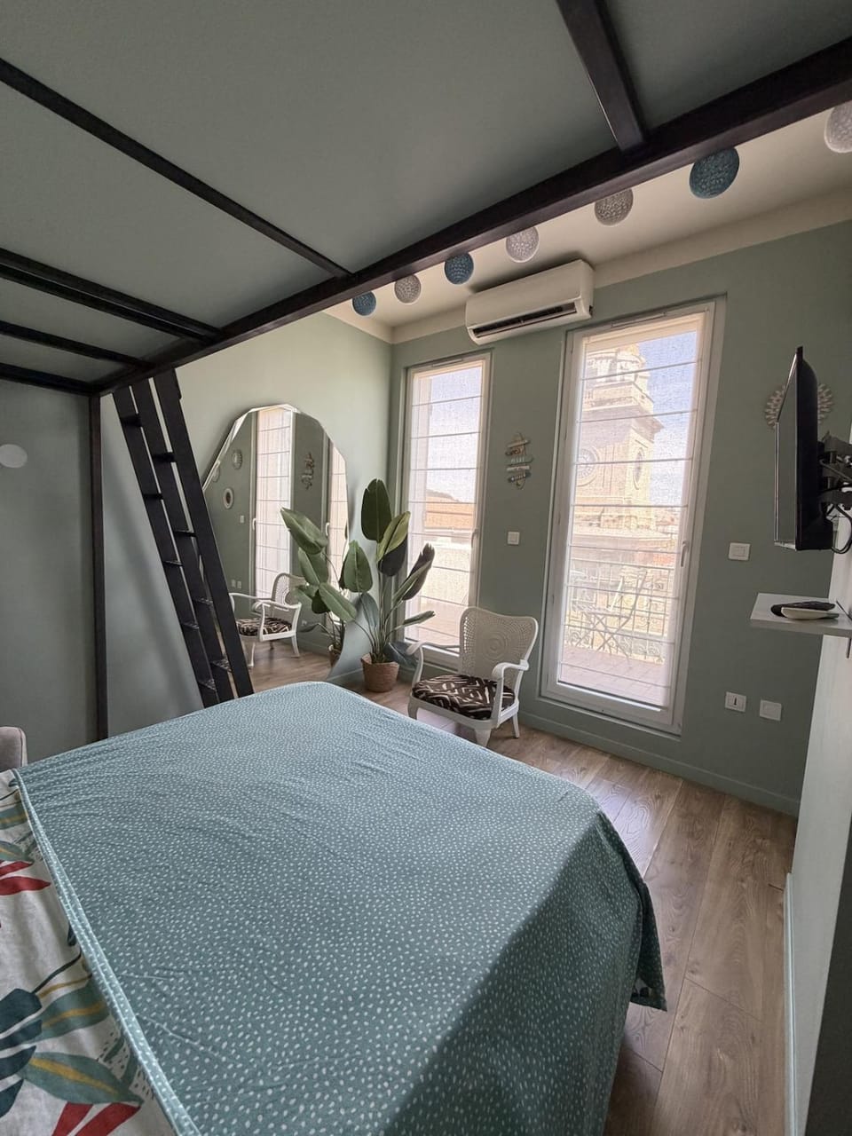 Bed, TV and multimedia, Photo of the whole room, Bedroom