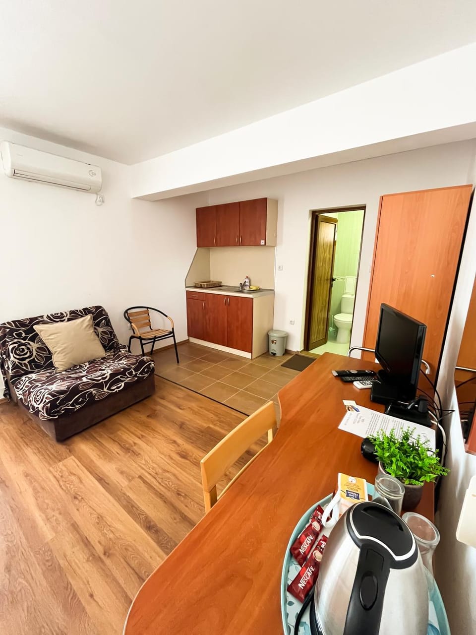 TV and multimedia, Coffee/tea facilities, Kitchen or kitchenette, Photo of the whole room
