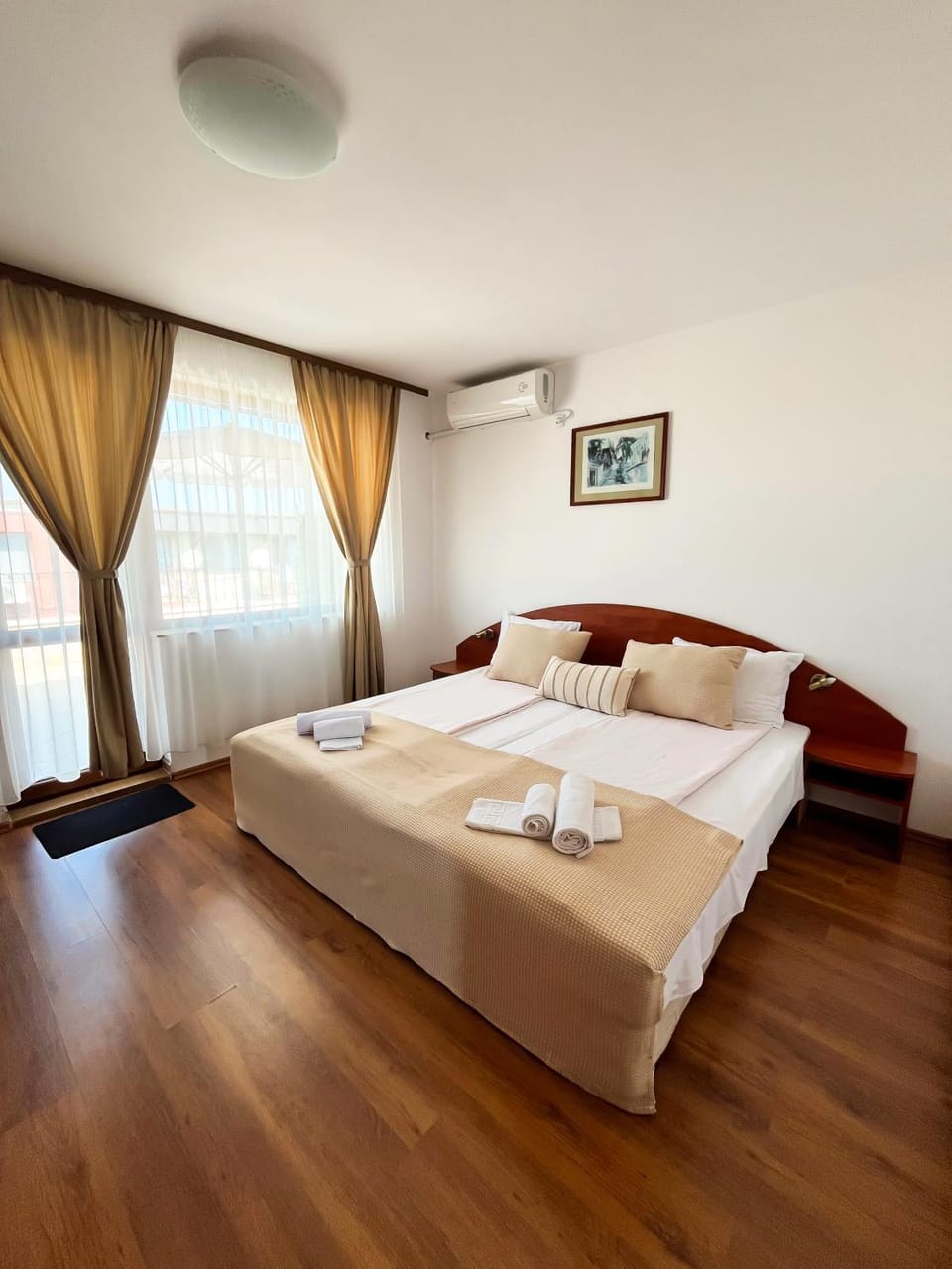 Bed, Bedroom, towels