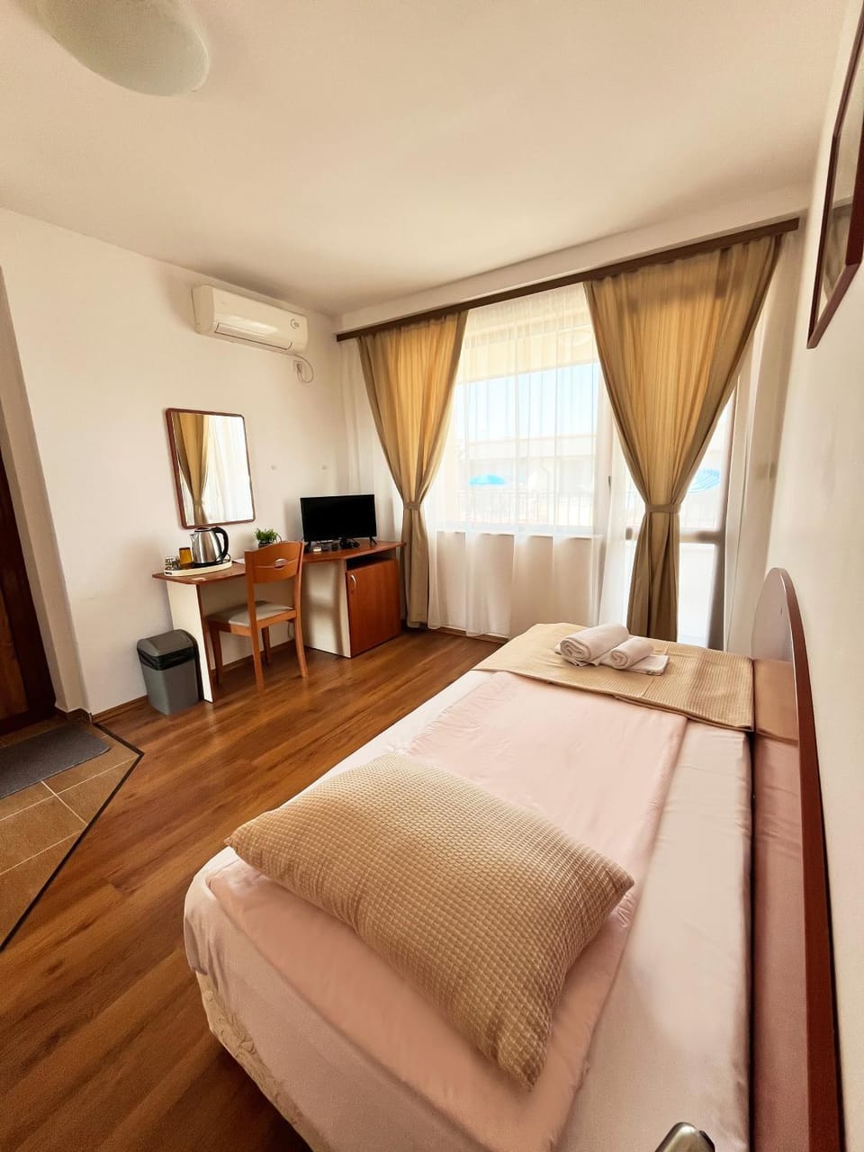 Bed, TV and multimedia, Coffee/tea facilities, Photo of the whole room
