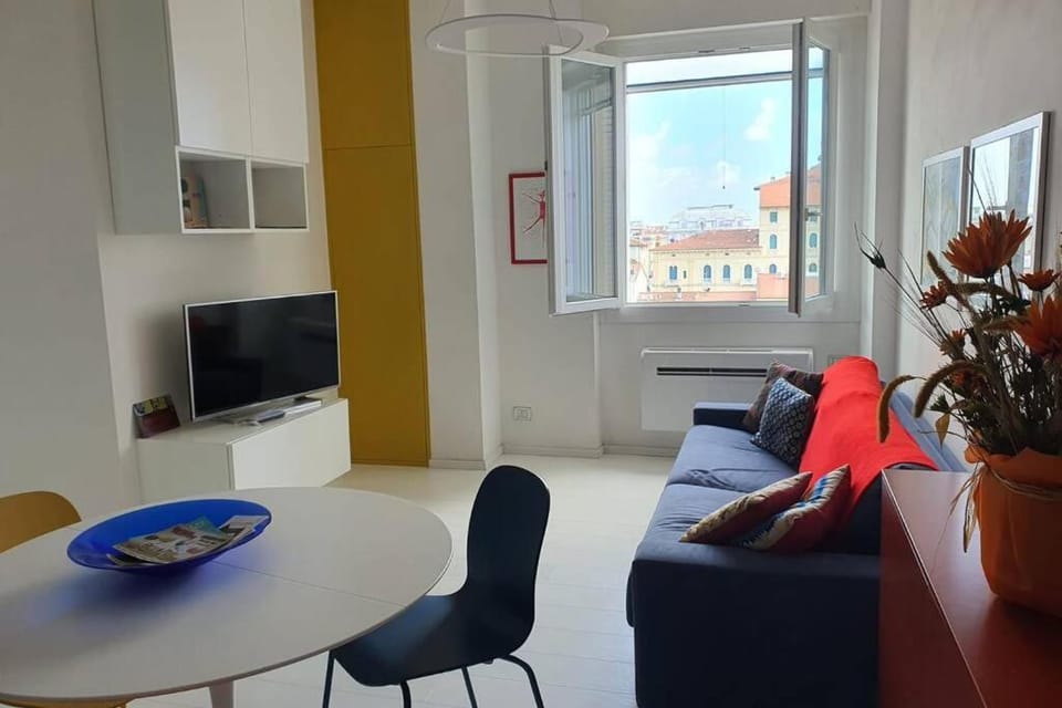 Nearby landmark, Bed, TV and multimedia, Living room, Seating area, Sea view
