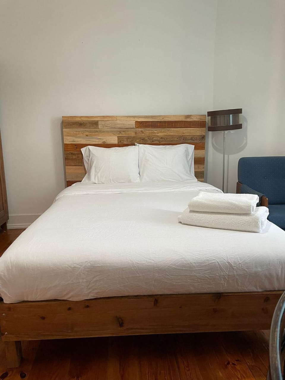 Retro M2 R4 - Lovely Double Room with Shared Bathroom Bed and Breakfast in Lisbon