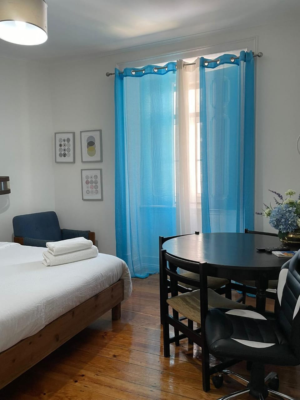 Retro M2 R4 - Lovely Double Room with Shared Bathroom Bed and Breakfast in Lisbon