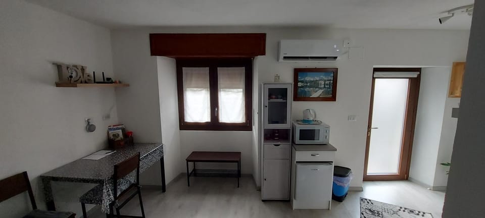 Dining area, minibar, oven