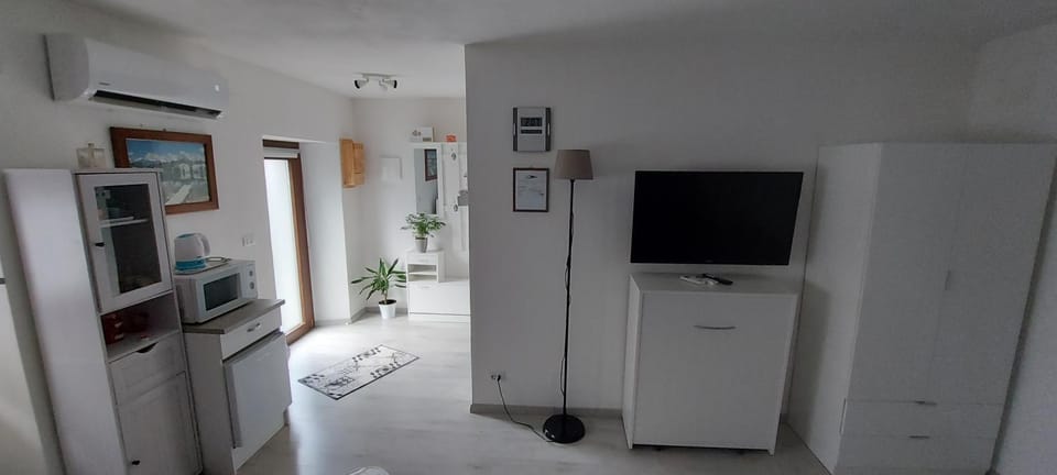 TV and multimedia, minibar, oven, wardrobe, air conditioner