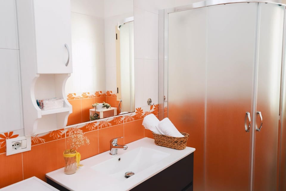 Shower, Bathroom, towels