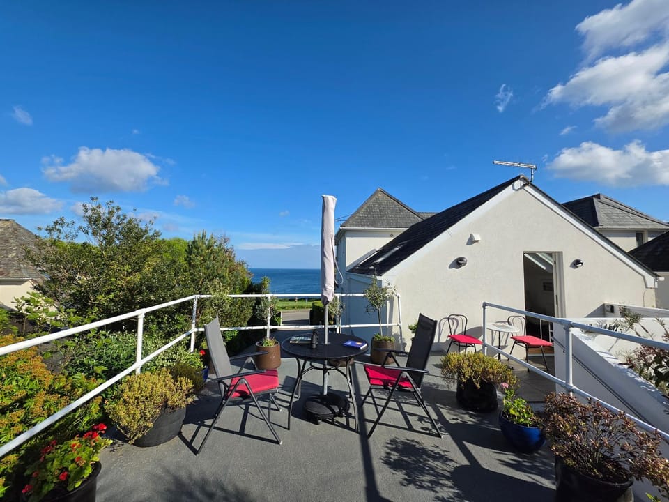 Property building, Patio, Natural landscape, Balcony/Terrace, Sea view