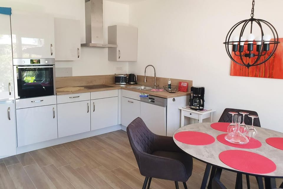 Kitchen or kitchenette, Dining area
