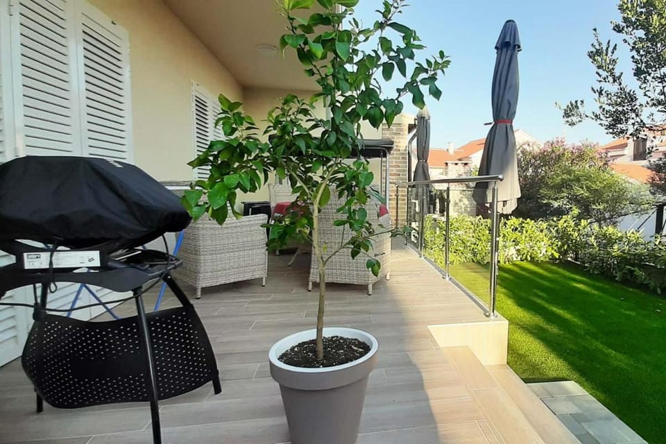 Patio, BBQ facilities