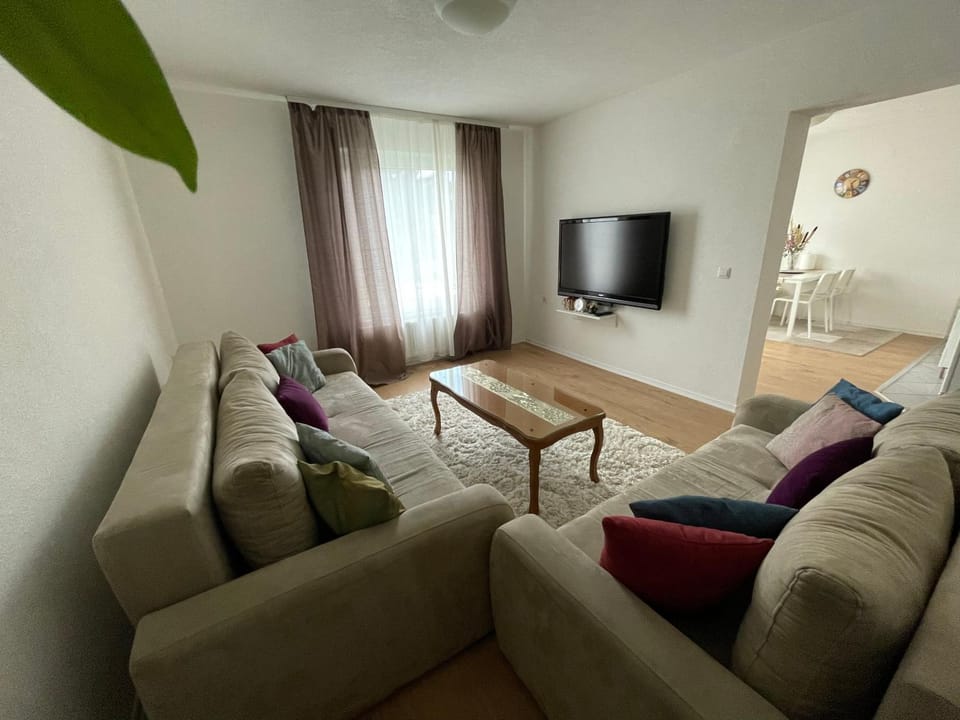 Bed, TV and multimedia, Living room