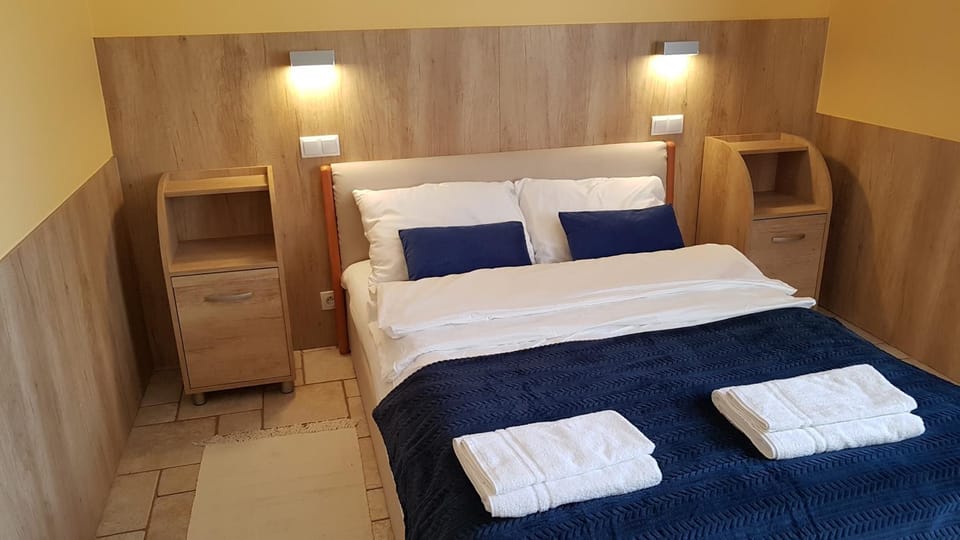 Bed, Photo of the whole room, Bedroom, towels