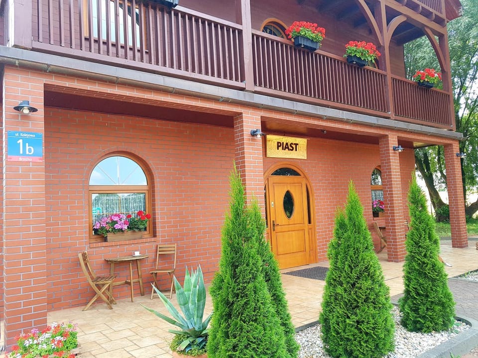 Property building, Patio, Facade/entrance, Day