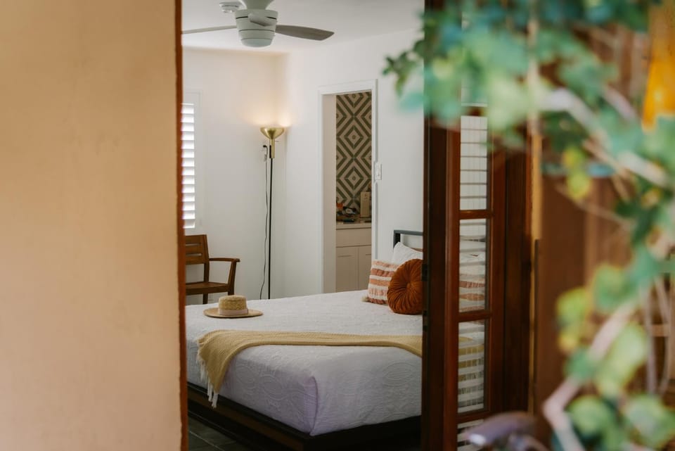 Bed, Kitchen or kitchenette, Bedroom