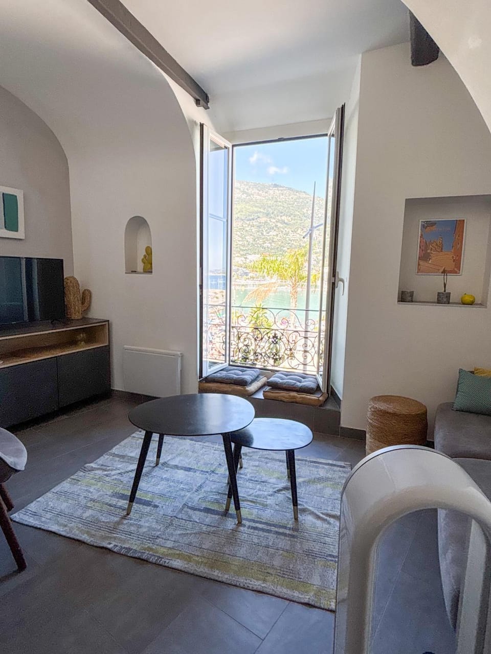 Communal lounge/ TV room, Natural landscape, TV and multimedia, View (from property/room), Living room, Mountain view