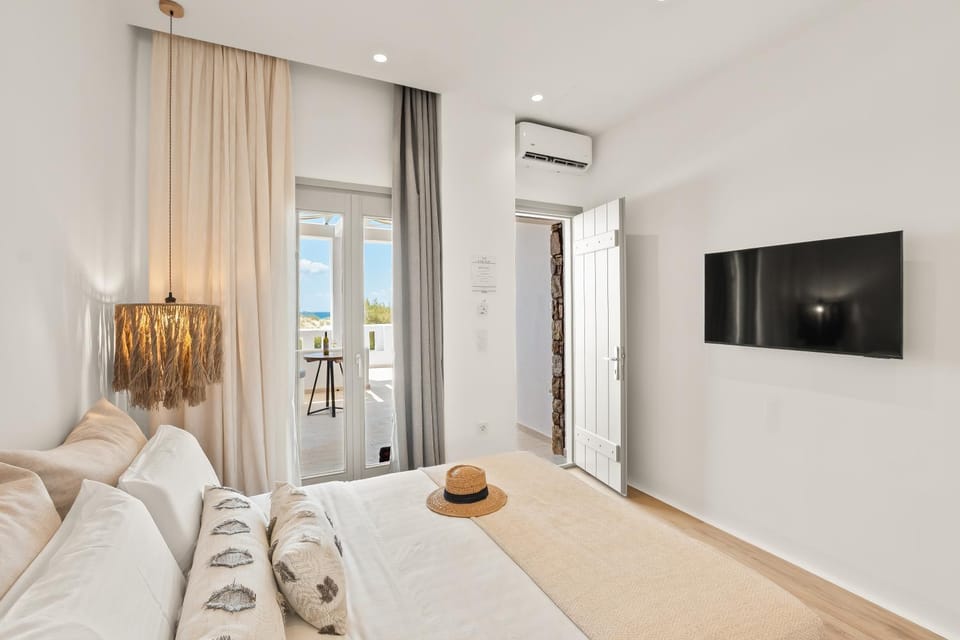 Bed, TV and multimedia, Photo of the whole room, Seating area, Bedroom, air conditioner