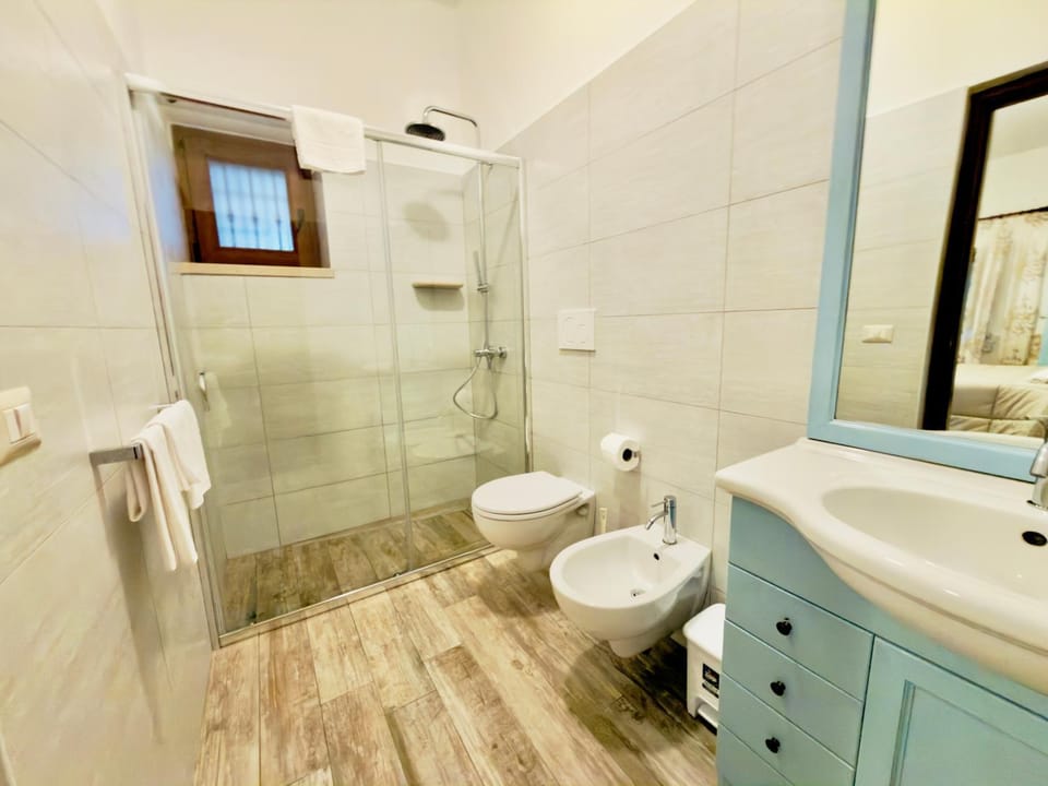Shower, Toilet, Bathroom, bidet, towels