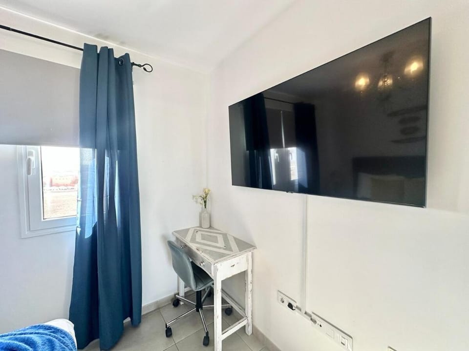Bed, TV and multimedia, Photo of the whole room, Bedroom