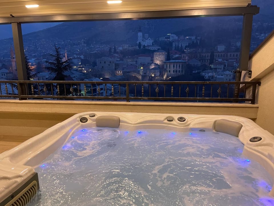 Penthouse with Old bridge view and jacuzzi Apartment in Mostar