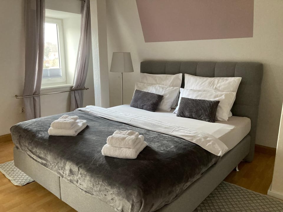 Villa Schlossblick I - Zeit zum Entspannen in exklusiver Ferienwohnung mit Panoramablick, Parkplatz, WLAN, Smart-TV Apartment in Wernigerode