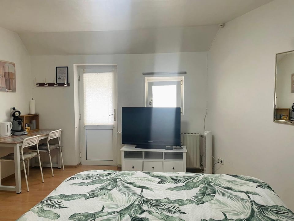 Bed, TV and multimedia, Photo of the whole room, Bedroom, hair dresser