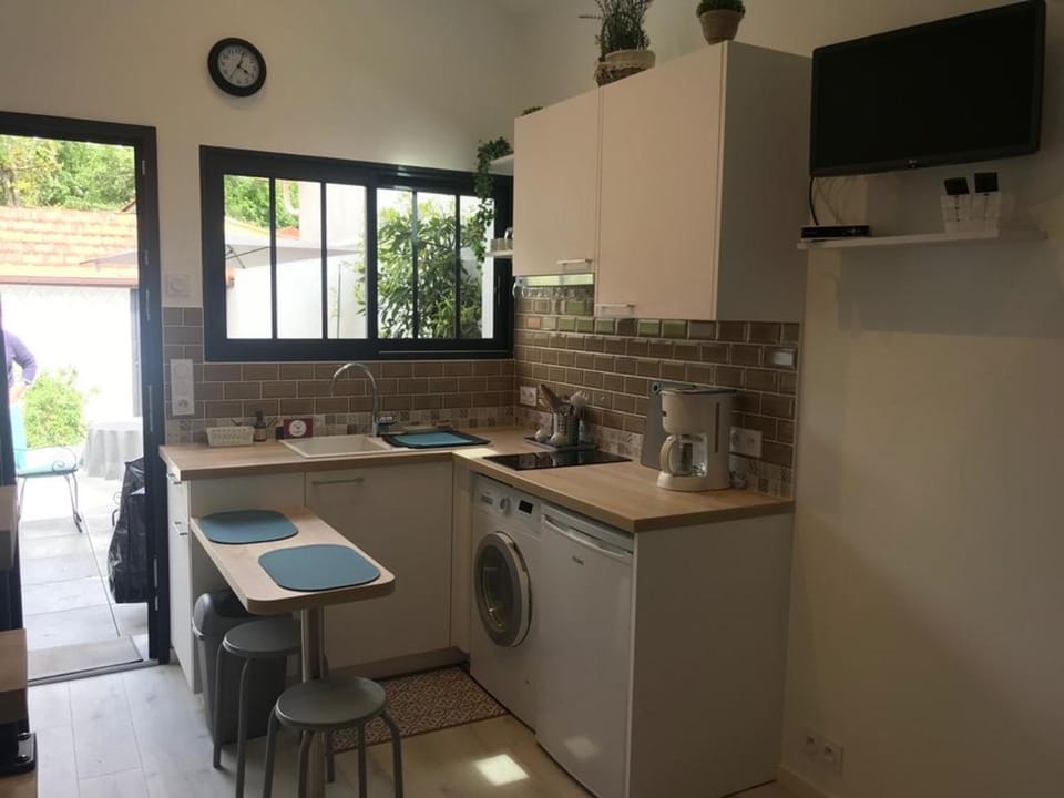 Charmant Studio avec Terrasse et Parking - 4 Pers - Arcachon - FR-1-474-161 Apartment in Arcachon