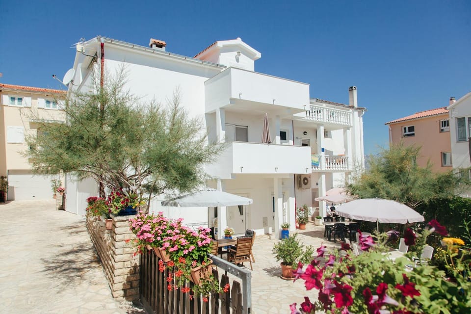 Property building, Day, Balcony/Terrace