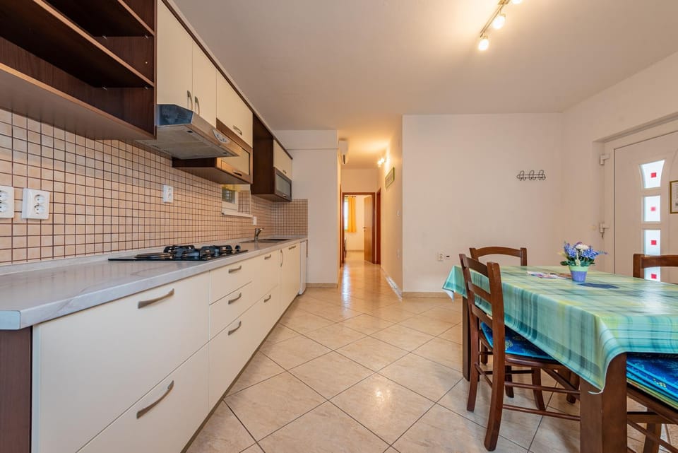 Kitchen or kitchenette, Dining area, stove